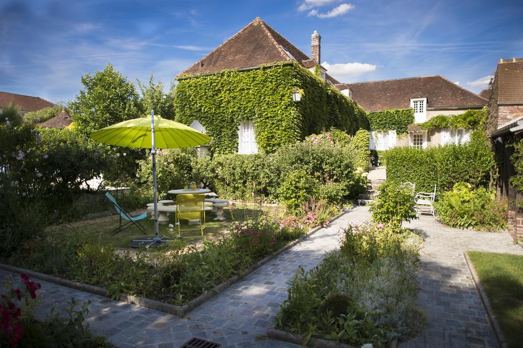 Aux Charmes De Maintenon Exterior photo