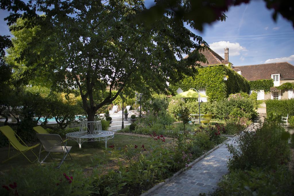 Aux Charmes De Maintenon Exterior photo