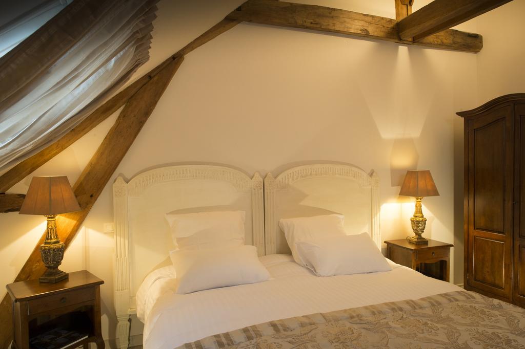 Aux Charmes De Maintenon Exterior photo