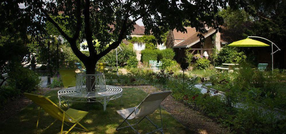 Aux Charmes De Maintenon Exterior photo